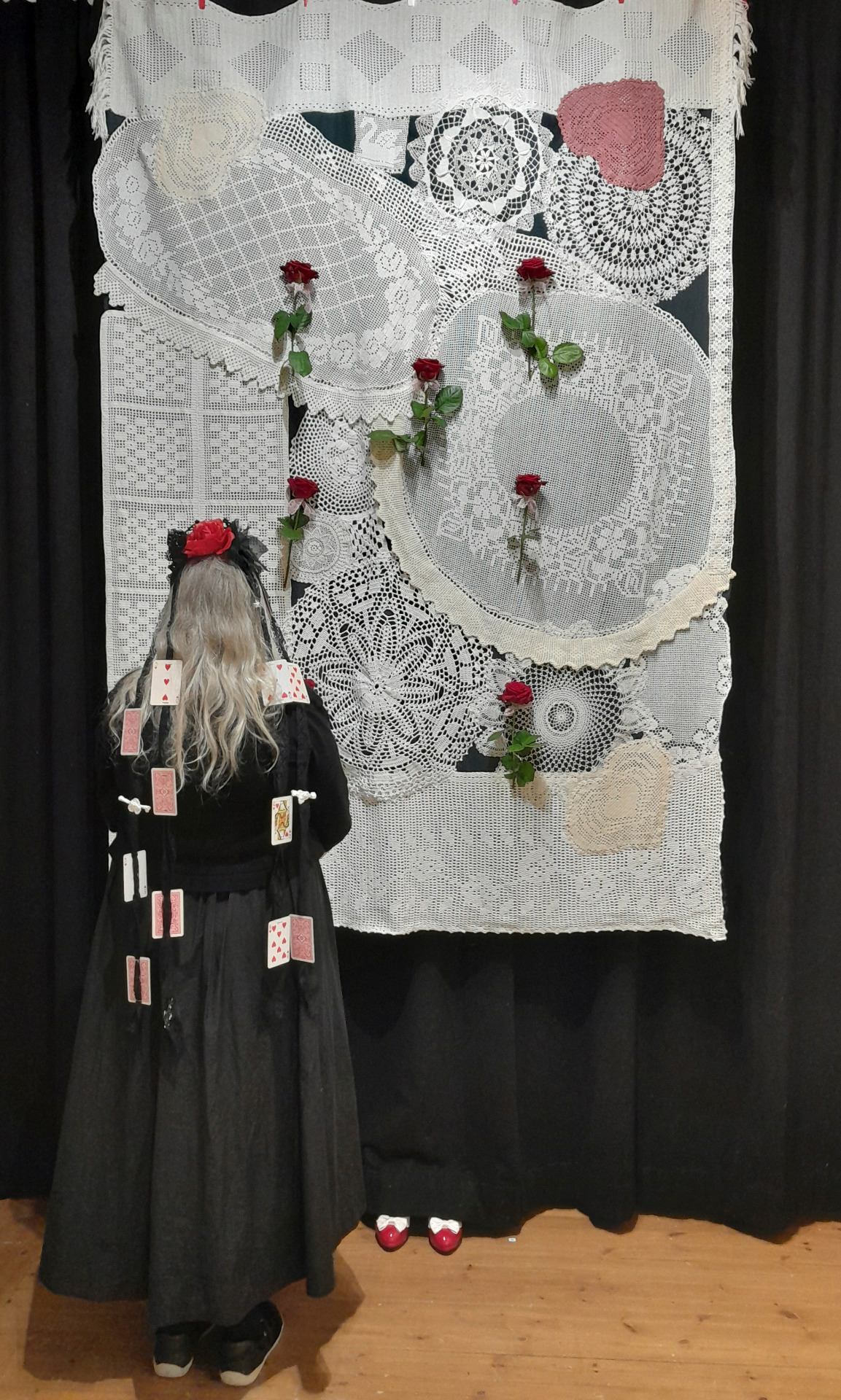 Herttarouvan kutsu / 2026 / tekstiili, esinekooste / 160cm x 290cm
